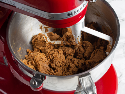 Incorporer le mélange de sucre et de beurre crémé avec la farine, le bicarbonate de soude et les épices